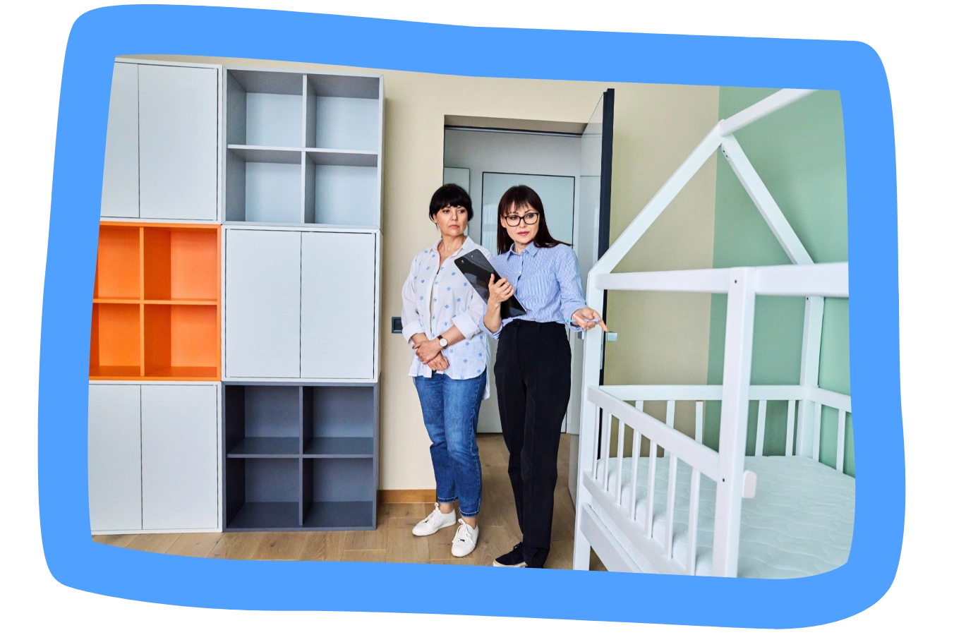 Photo de 2 femmes réalisant un état des lieux