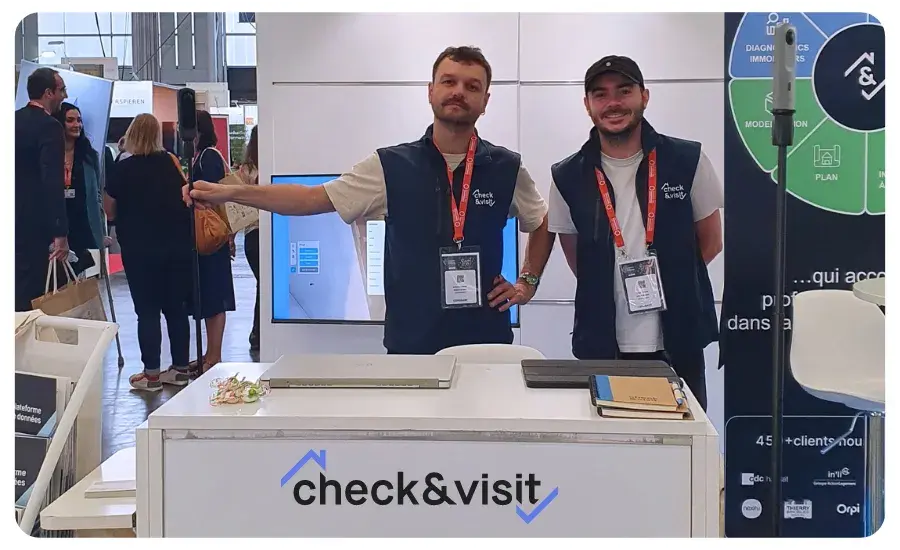 Ronan et Yann, collaborateurs Check & Visit, sur le stand du Congrès USH de 2023